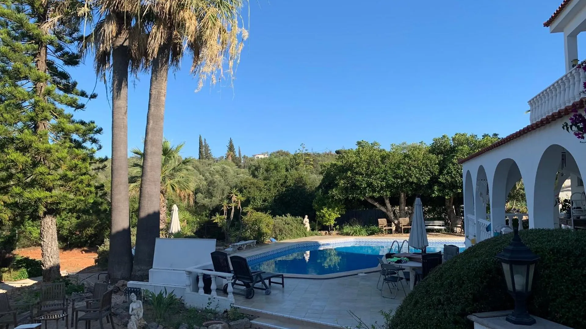 Studio De La Casa Paraiso Avec, En Plus, Une Terrasse Privative Exterieure Semi Couverte Equipee D'Un Salon D'Un Coin Repas D'Une Kitchenette, La Grande Piscine Et Les Jardins Sont Partages, A Proximite Des Plages De Fuseta Et De La Ria Formosa Moncarapacho Portugal